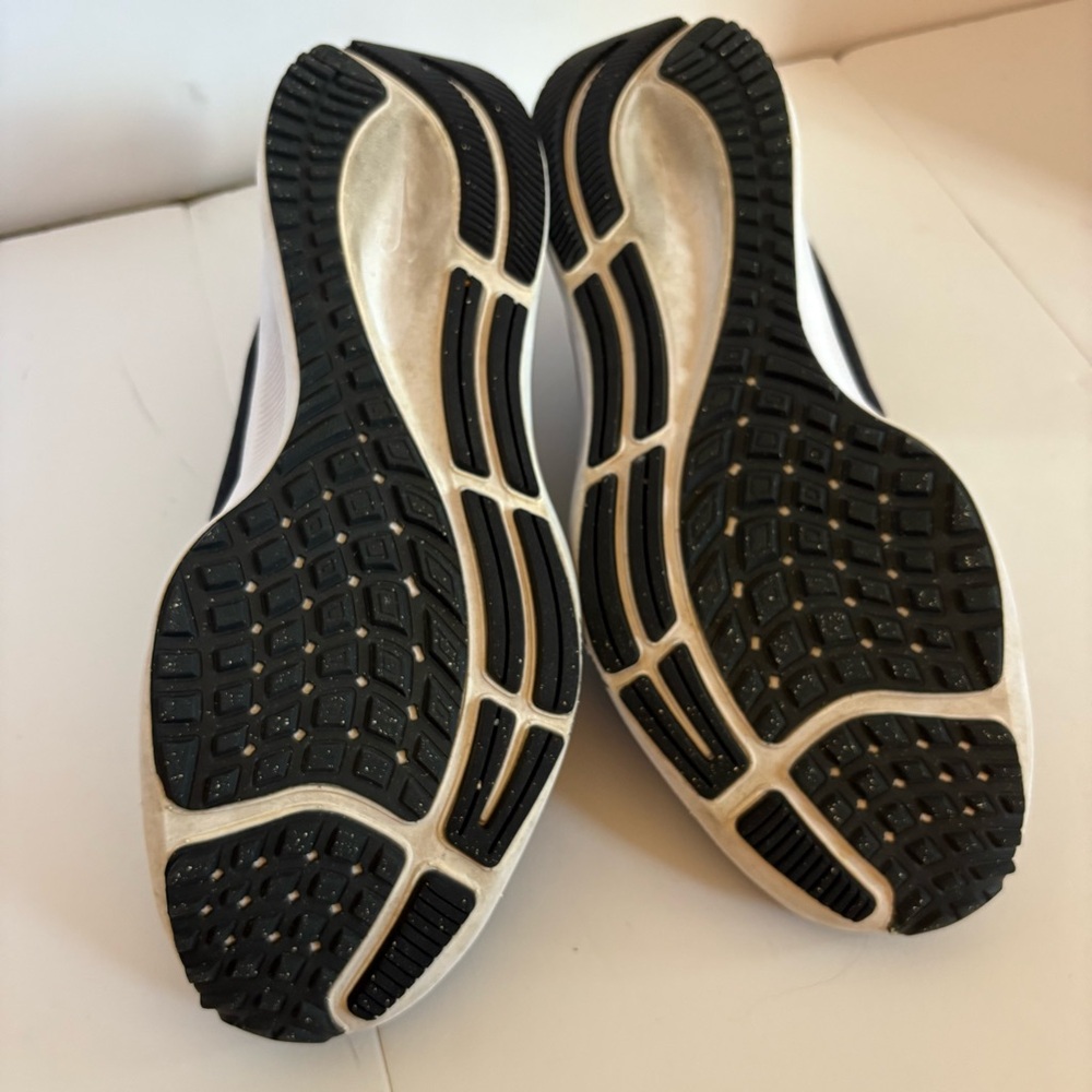 Nike Black and White Womens Athletic Sneakers - Picture 9 of 9
